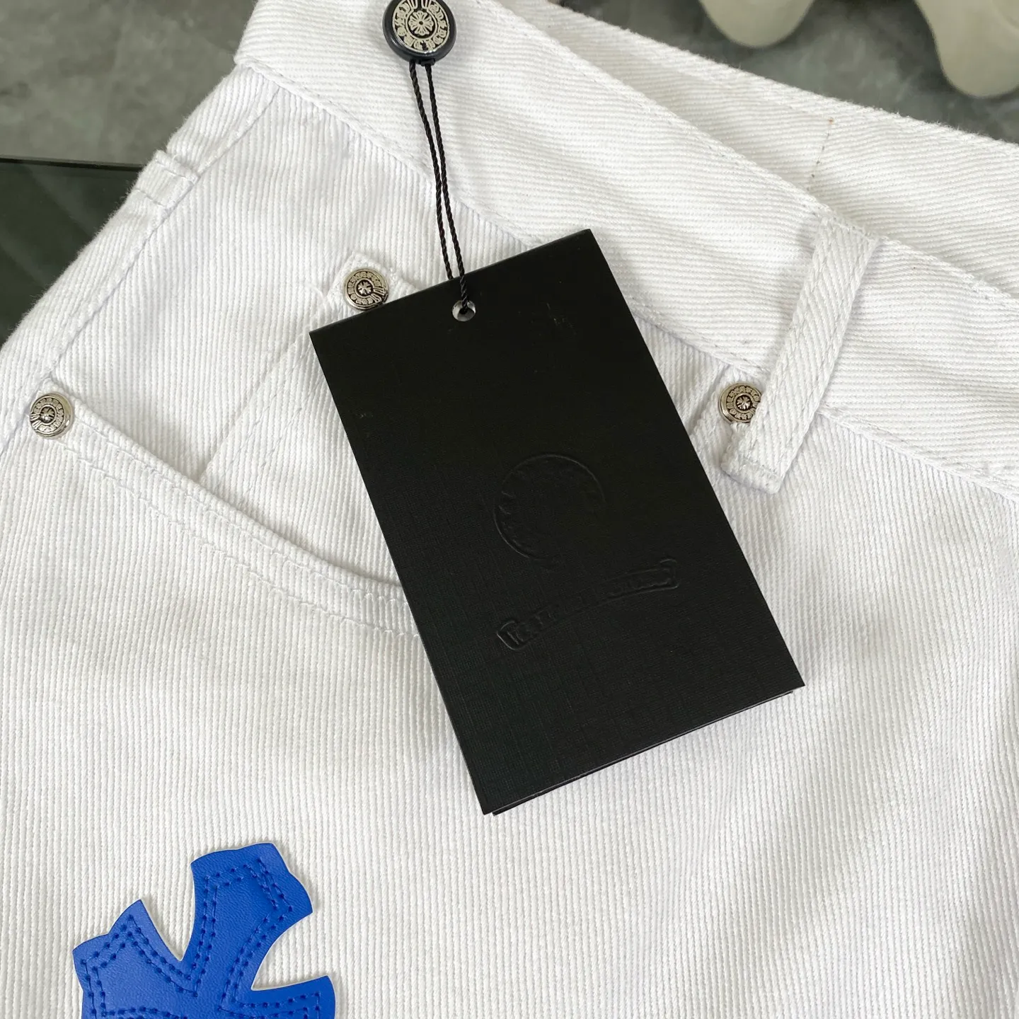 🅿️280 [Strongest version] Chroe Hets CH Chroe Hets CH white dark and light blue leather label jeans Customized metal buckle Legs washed distressed ripped hem ceiling-level jeans ‼ About Zangyin✅This is an extremely luxurious fashion brand that can also be called the aristocrat of the high street. It has always been an exclusive brand for some hipsters or the rich second generation. Compared with ordinary high streets, it is more luxurious and noble. Compared with luxury brands, it is more fashionable and individual. Top heavy industry fashion design✅Consistently high street luxury style creation. Speaking of this style, the Zangyin family and the GU family are definitely among the leading representative brands. Especially the Zangyin family's creation of high street style has really achieved an effect of transformation. The color of this model is already very eye-catching by using a unique washed material. It is decorated with pink patchwork cross flowers, which cleverly highlights the charm of the brand. Secondly, this model adopts a classic high-waist cut design, which highlights the long legs and fashionable temperament of the upper body. The brand is highly recognizable and the slim-fitting configuration is more suitable for daily wear. The personality will be fashionable and the specifications can be seen at a glance. Materials and technology ✅ Needless to say, this point goes without saying. As an excellent craftsman brand, Zangyin's requirements for details and craftsmanship are really perfect. The washed color of this model has gone through a lot of processes, not to mention the embellishment of the denim appliqués. It is also purely handmade and sewn. Just like what they believe in, only handmade things have soul and have the meaning of wearing. A top-notch heavy-duty fashionable denim item, recommended by both hands‼   Size: 28 30 32 34 equivalent to S-XL
